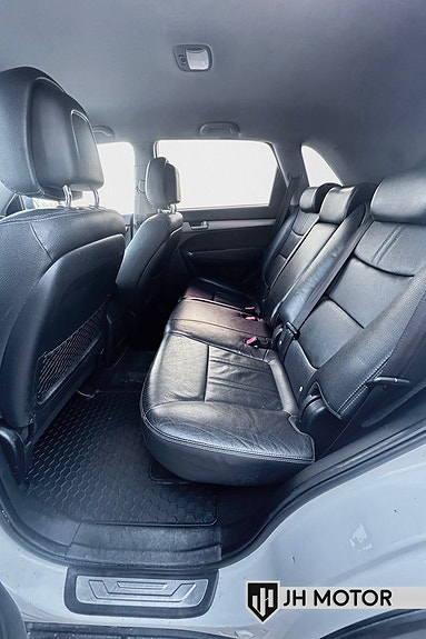 Kia Sorento 12 of 17
