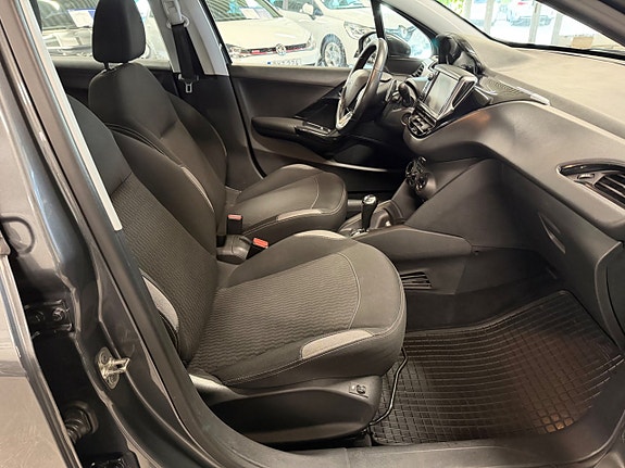 Peugeot 208 8 of 15