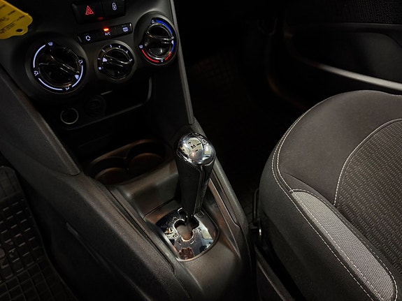 Peugeot 208 12 of 15