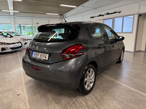 Peugeot 208 3 of 15