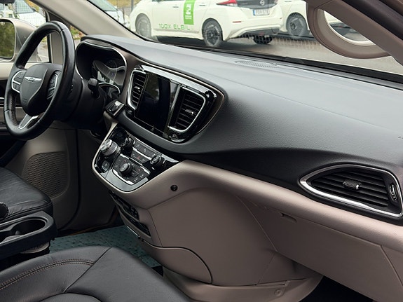 Chrysler Pacifica 16 of 30