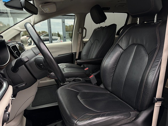 Chrysler Pacifica 14 of 30