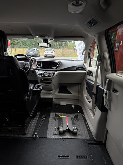 Chrysler Pacifica 19 of 30