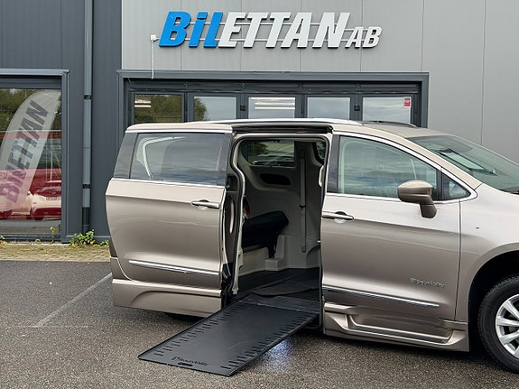 Chrysler Pacifica 3 of 30