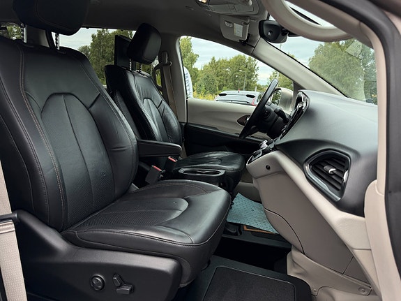Chrysler Pacifica 15 of 30