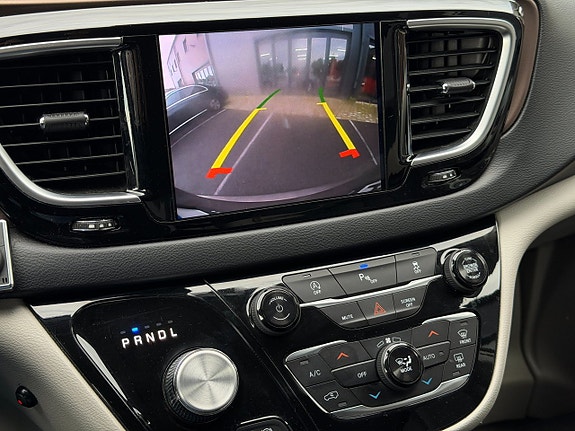 Chrysler Pacifica 11 of 30