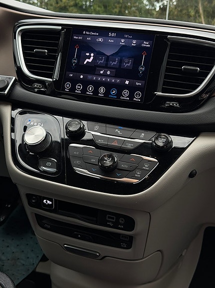 Chrysler Pacifica 17 of 30