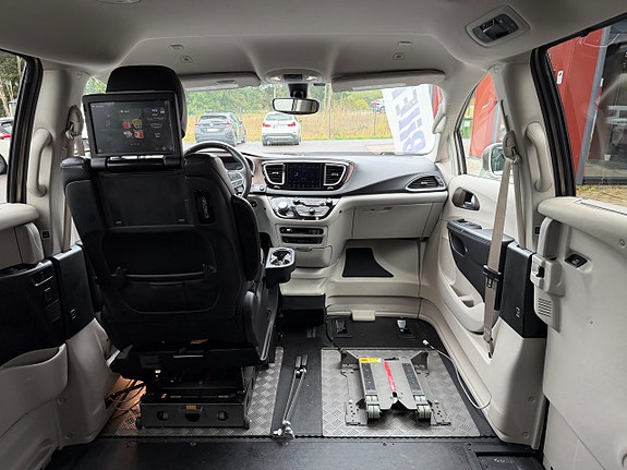 Chrysler Pacifica 18 of 30