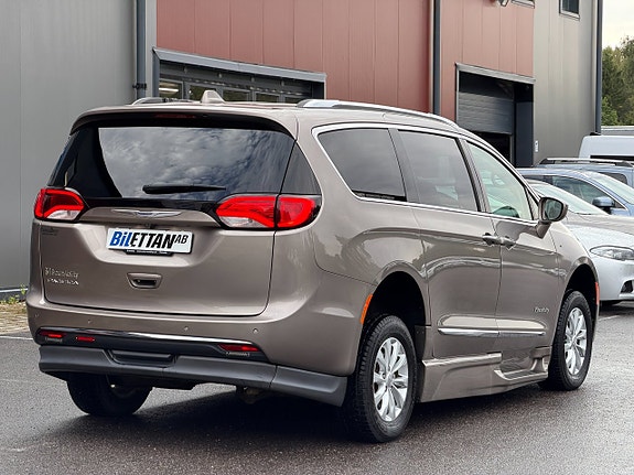 Chrysler Pacifica 6 of 30