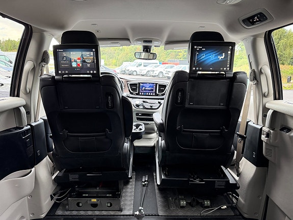 Chrysler Pacifica 10 of 30