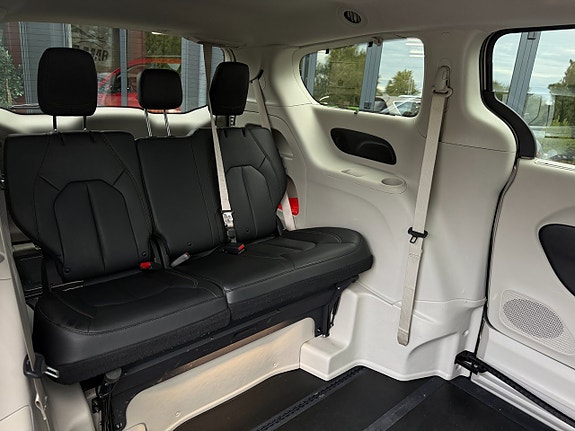Chrysler Pacifica 8 of 30