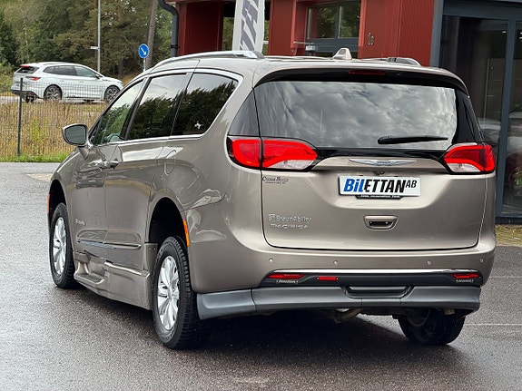 Chrysler Pacifica 5 of 30