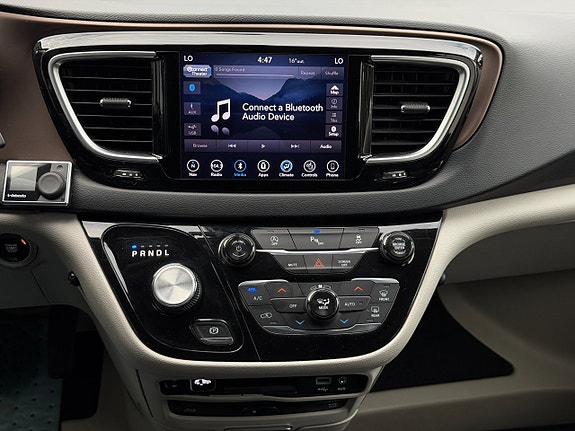 Chrysler Pacifica 22 of 30