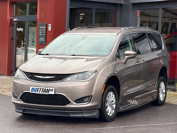Chrysler Pacifica 4 of 30