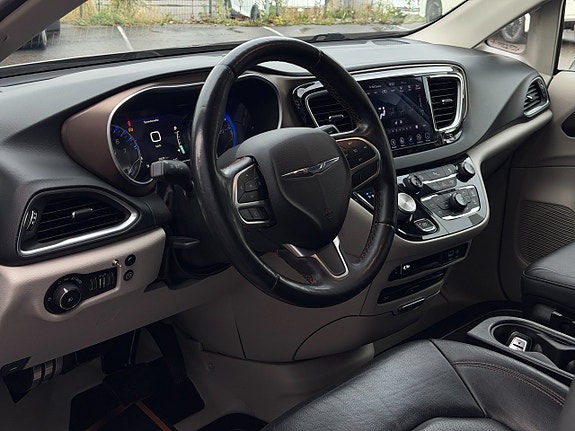 Chrysler Pacifica 13 of 30