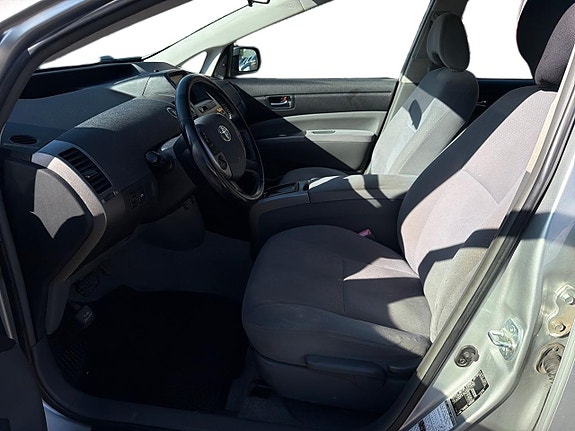 Toyota Prius 9 of 18