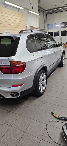 BMW X5 2 of 8