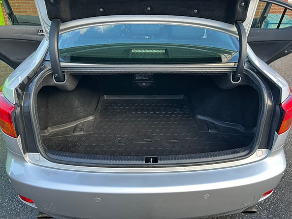 Lexus IS250 9 of 12