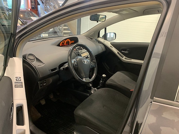 Toyota Yaris 5 of 9