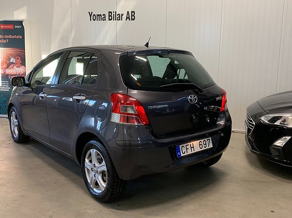 Toyota Yaris 3 of 9