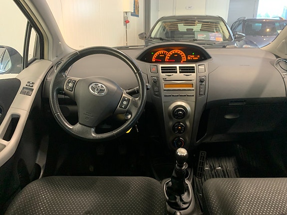 Toyota Yaris 6 of 9