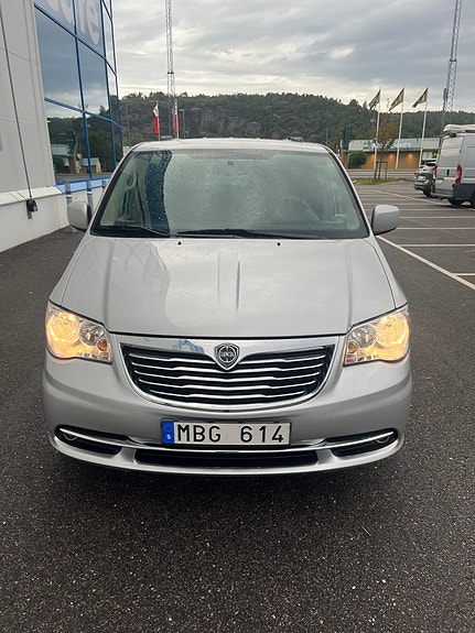 Lancia Voyager 2 of 8