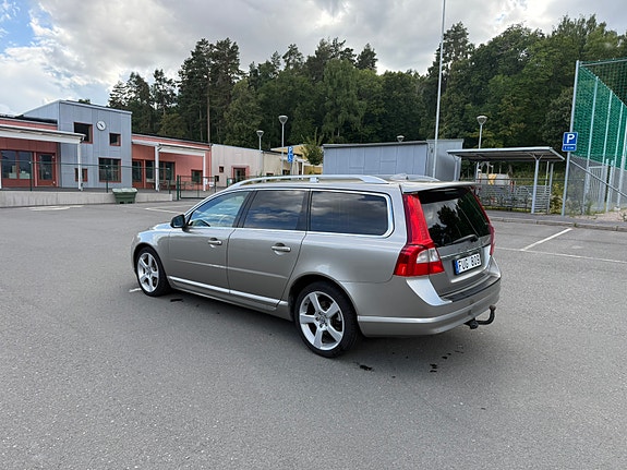Volvo V70 2 of 6