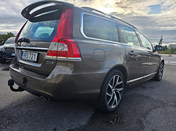 Volvo V70 3 of 17