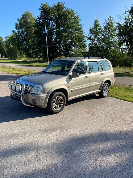 Suzuki Grand Vitara 2 of 10