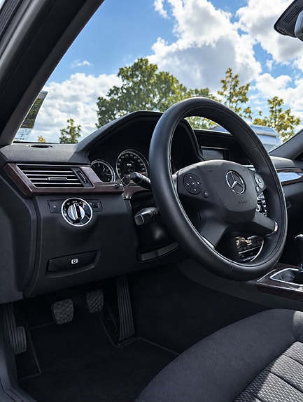 Mercedes-Benz E200 8 of 10