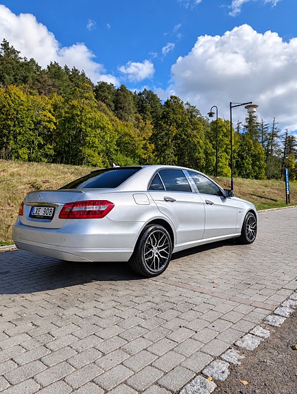 Mercedes-Benz E200 4 of 10