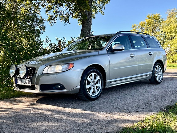 Volvo V70 3 of 14