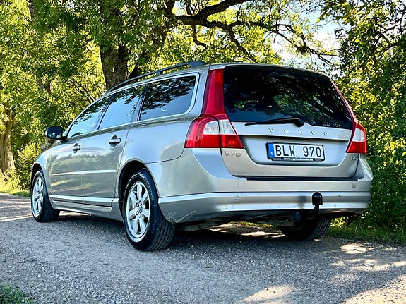 Volvo V70 2 of 14