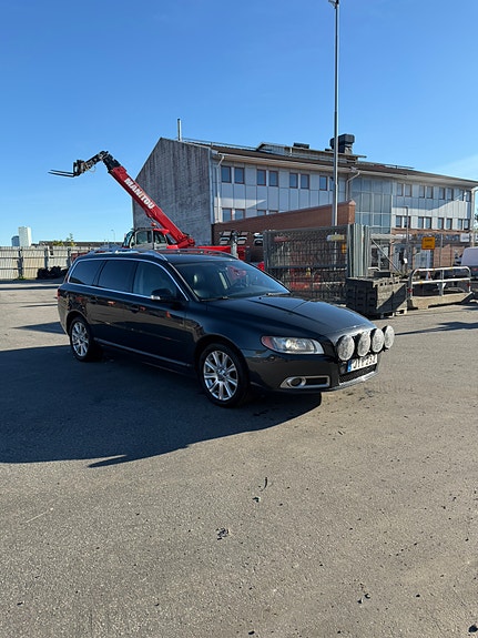 Volvo V70 2 of 7