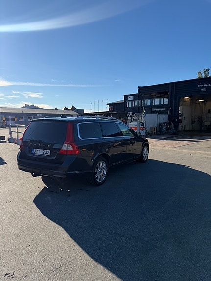 Volvo V70 3 of 7