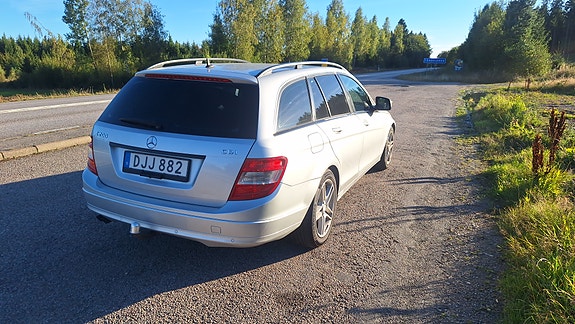 Mercedes-Benz C200 3 of 4