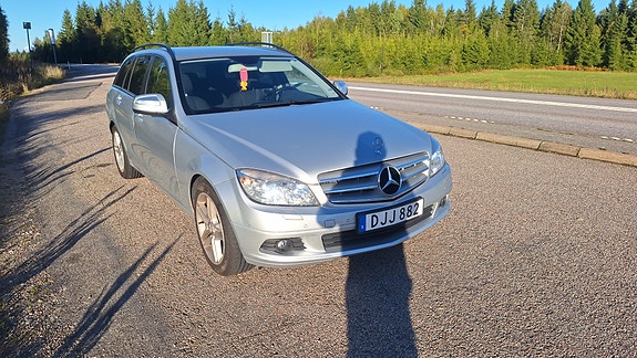 Mercedes-Benz C200 2 of 4