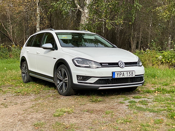 Volkswagen Golf Alltrack 2 of 9