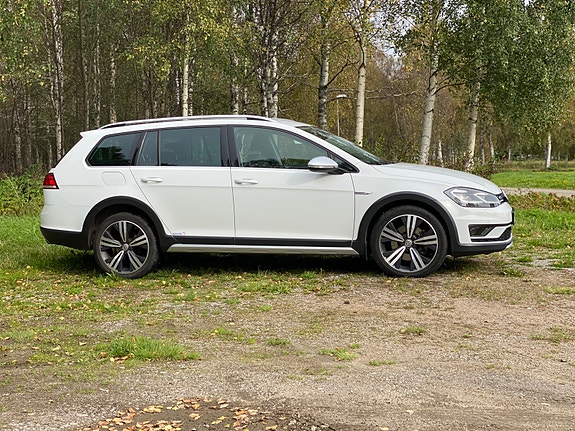Volkswagen Golf Alltrack 3 of 9