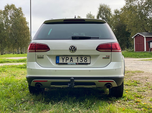 Volkswagen Golf Alltrack 5 of 9