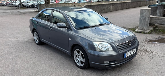 Toyota Avensis 2 of 5