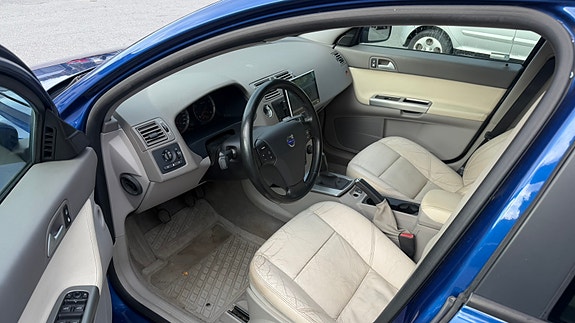 Volvo V50 3 of 6