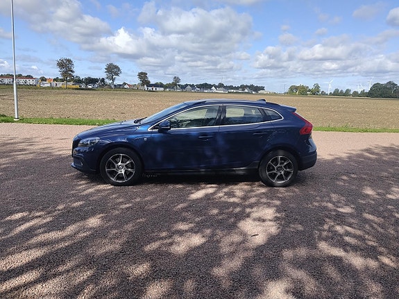 Volvo V40 Cross Country 2 of 12
