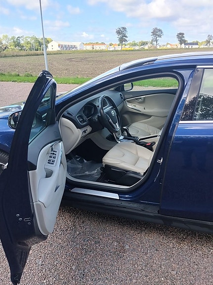 Volvo V40 Cross Country 8 of 12