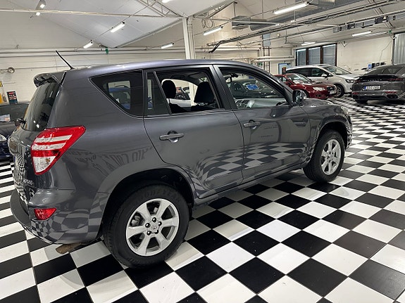Toyota RAV4 7 of 19