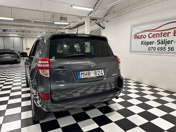 Toyota RAV4 8 of 19