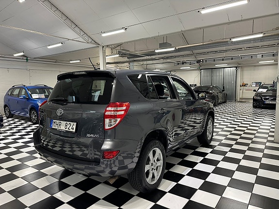 Toyota RAV4 4 of 19