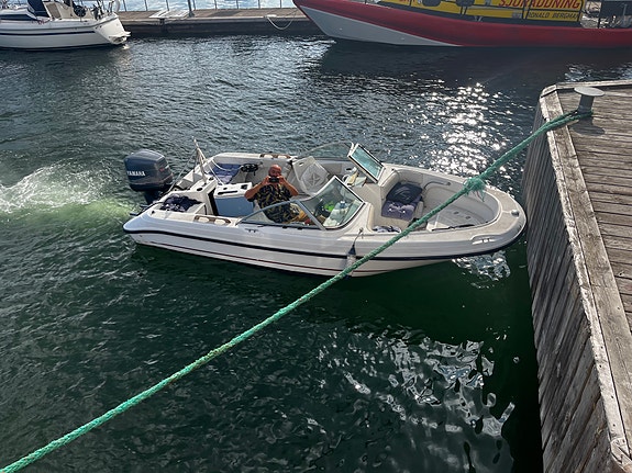 Boston Whaler med 2 Takts motor behöver ses över Därför bra pris 3 of 5