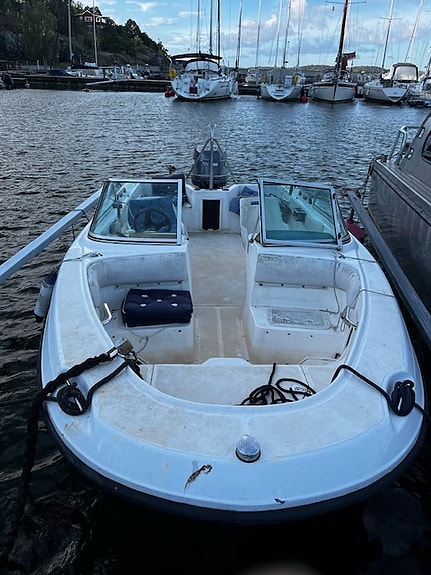 Boston Whaler med 2 Takts motor behöver ses över Därför bra pris 4 of 5