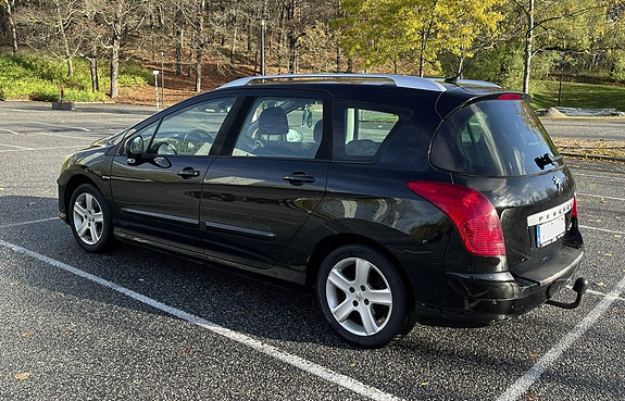 Peugeot 308 SW 2 of 7